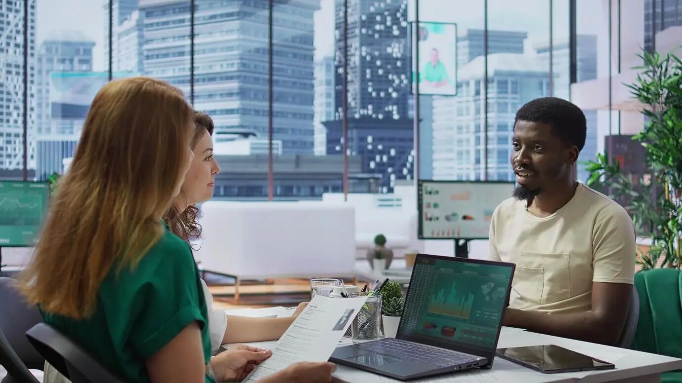 Professionelle Geschäftsfrau prüft während des Vorstellungsgesprächs den Lebenslauf einer Bewerberin oder eines Bewerbers.